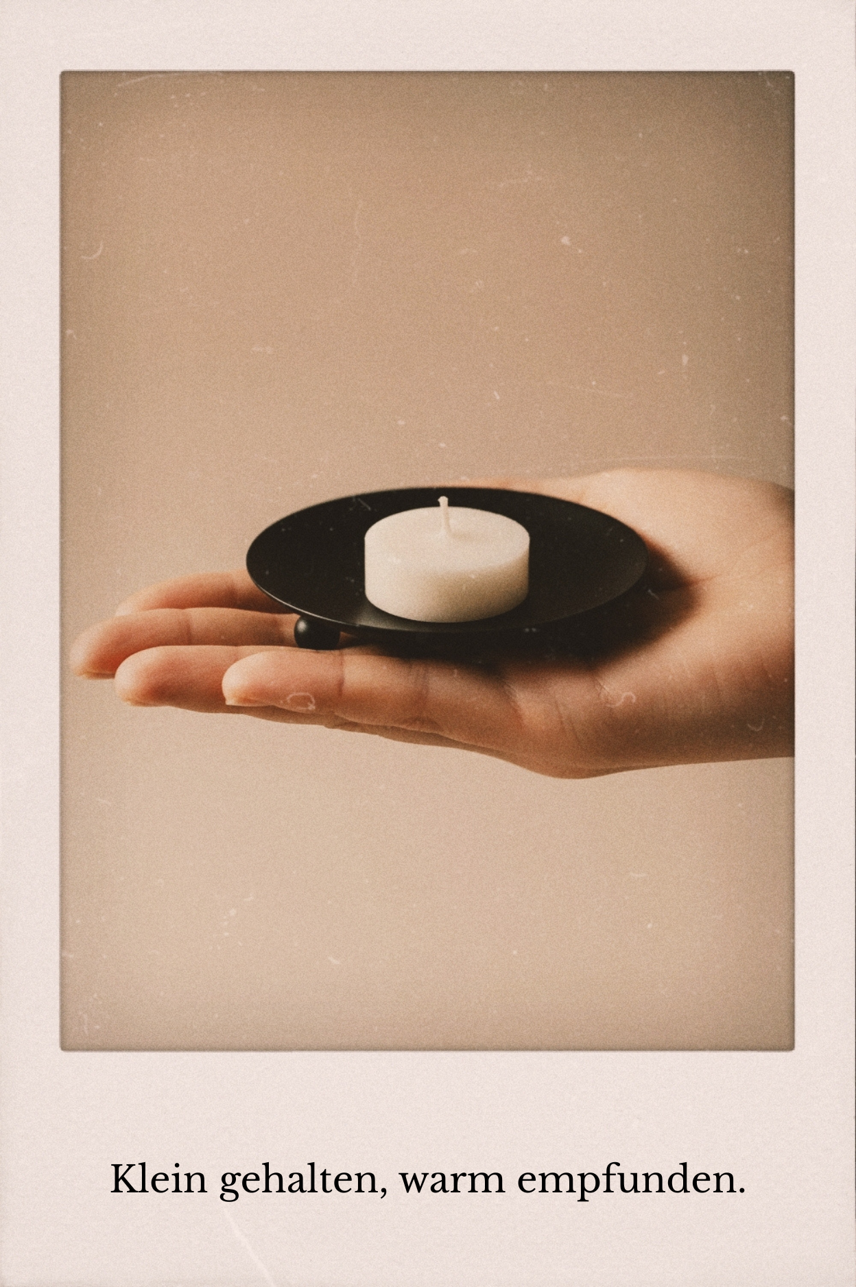 Kleine handgemachte Kerze auf schwarzem Halter – kompaktes Design für intensive Dufterlebnisse WECANDLE