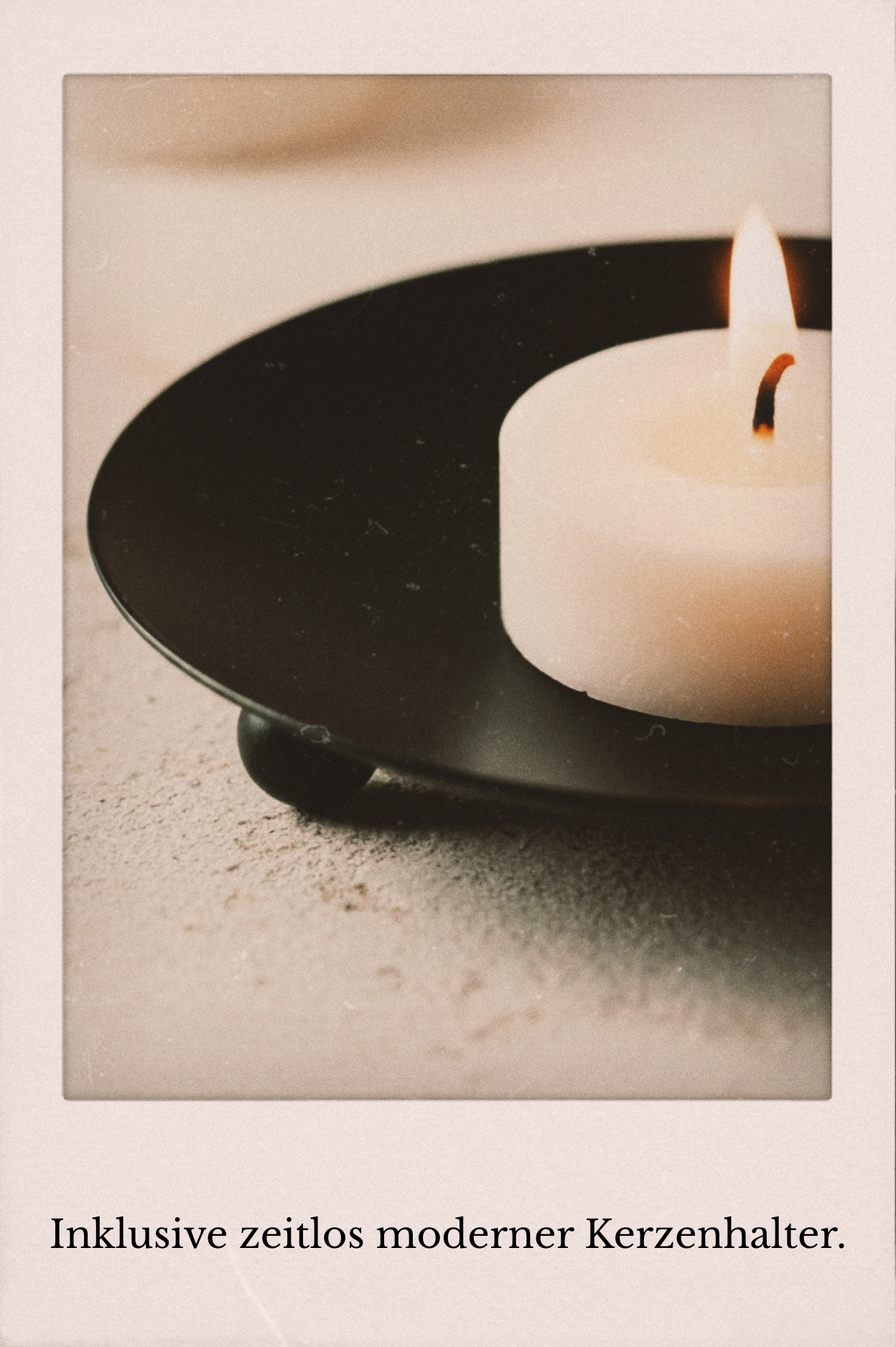 Brennende Kerze mit modernem schwarzen Kerzenhalter – inklusive bei jeder WECANDLE Bestellung