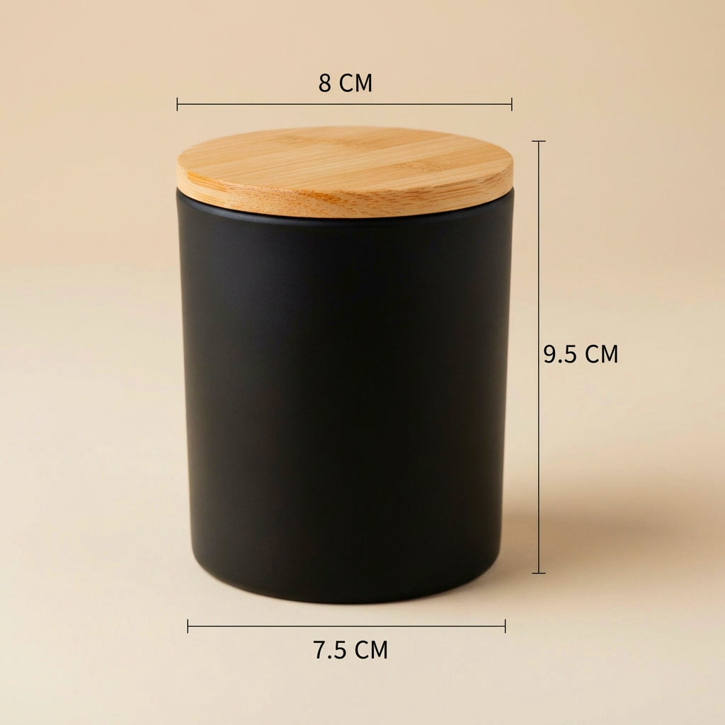 Perfekte Größe für gemütliche Momente: Mit 9,5 cm Höhe und 8 cm Durchmesser passt die nachhaltige Duftkerze ideal auf jeden Tisch und eignet sich hervorragend als persönliches Geschenk.