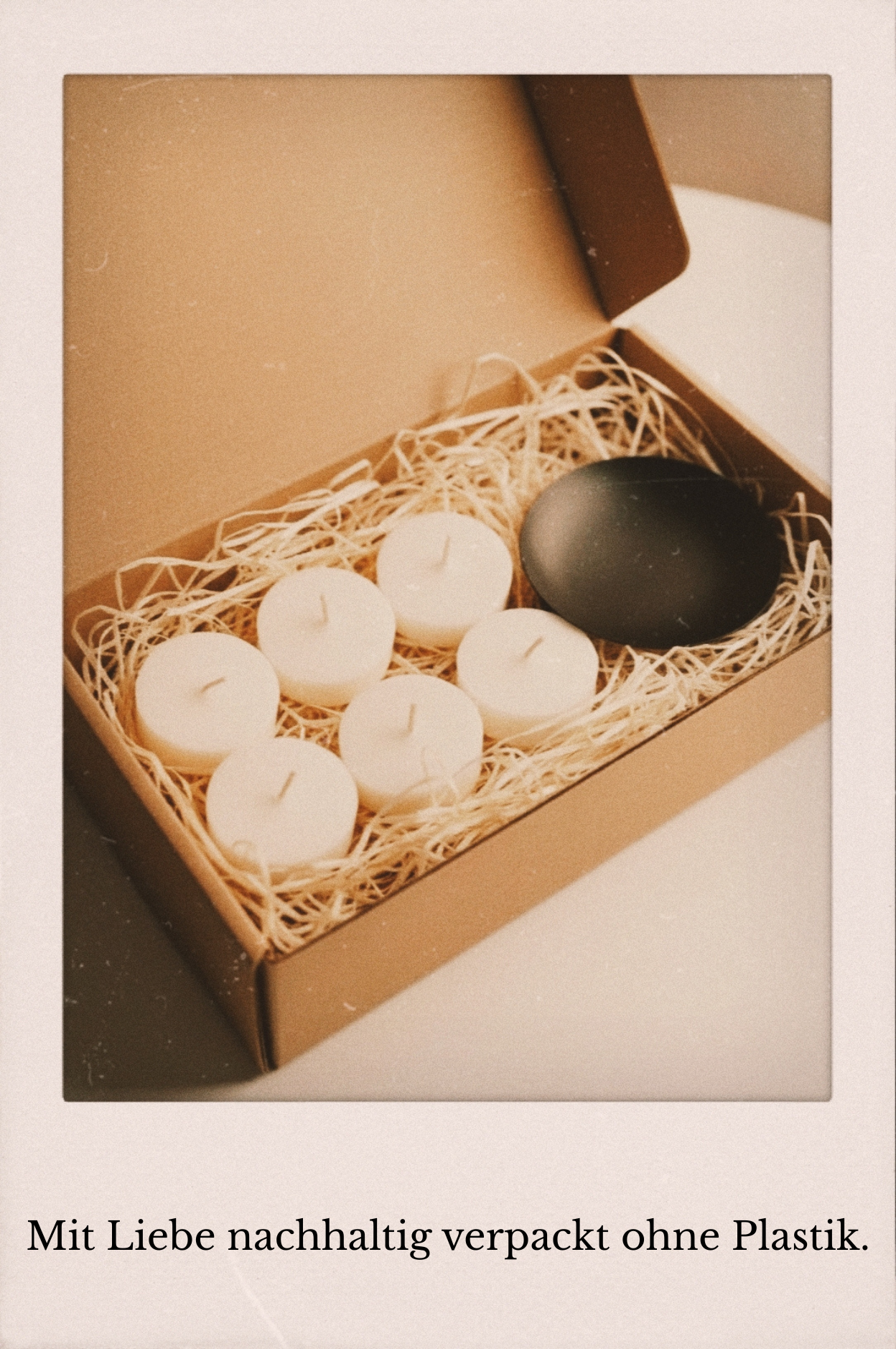 Plastikfreie Kerzenverpackung mit Holzwolle und Kraftpapier – nachhaltige handgemachte Verpackung von WECANDLE