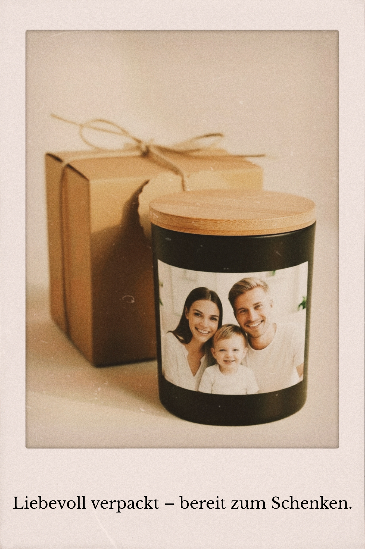 Zeigt Geschenkverpackung
Holzdeckel sichtbar
Nachhaltigkeitsaspekt
Keywords: Fotokerze, Geschenkverpackung