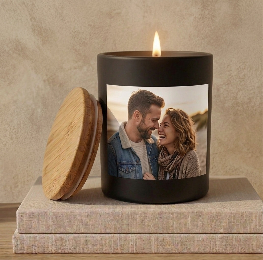 Halte eure schönsten Momente in einem warmen Licht fest.
Suchst du nach einem einzigartigen Hochzeitsgeschenk, einer romantischen Aufmerksamkeit zum Valentinstag oder einer liebevollen Erinnerung an euren Jahrestag? Diese edle, mattschwarze Kerze lässt sich individuell mit deinem Lieblingsfoto bedrucken. Zusammen mit dem natürlichen Holzdeckel ist sie nicht nur ein emotionales Highlight, sondern auch ein stilvolles Deko-Element für jedes Zuhause.