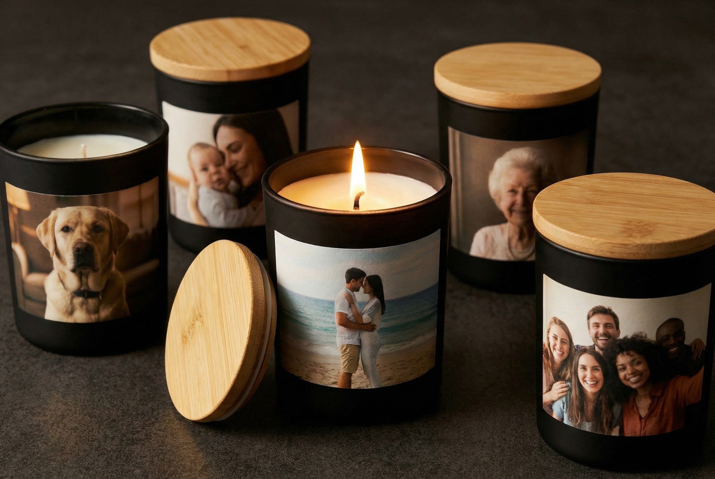 Exklusive WECANDLE Memory Candles Kollektion: Handgefertigte, personalisierte Fotokerzen aus 100% veganem Sojawachs. Das Bild zeigt das hochwertige Design der mattschwarzen Gläser und natürlichen Bambusdeckel. Perfekte nachhaltige Geschenkidee für besondere Momente, präsentiert in stimmungsvollem Licht mit einer brennenden Flamme.
