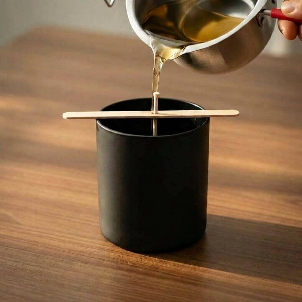 Flüssiges Bio Sojawachs in leeres schwarzes Kerzen Glas eingießen - DIY Duftkerze selber machen