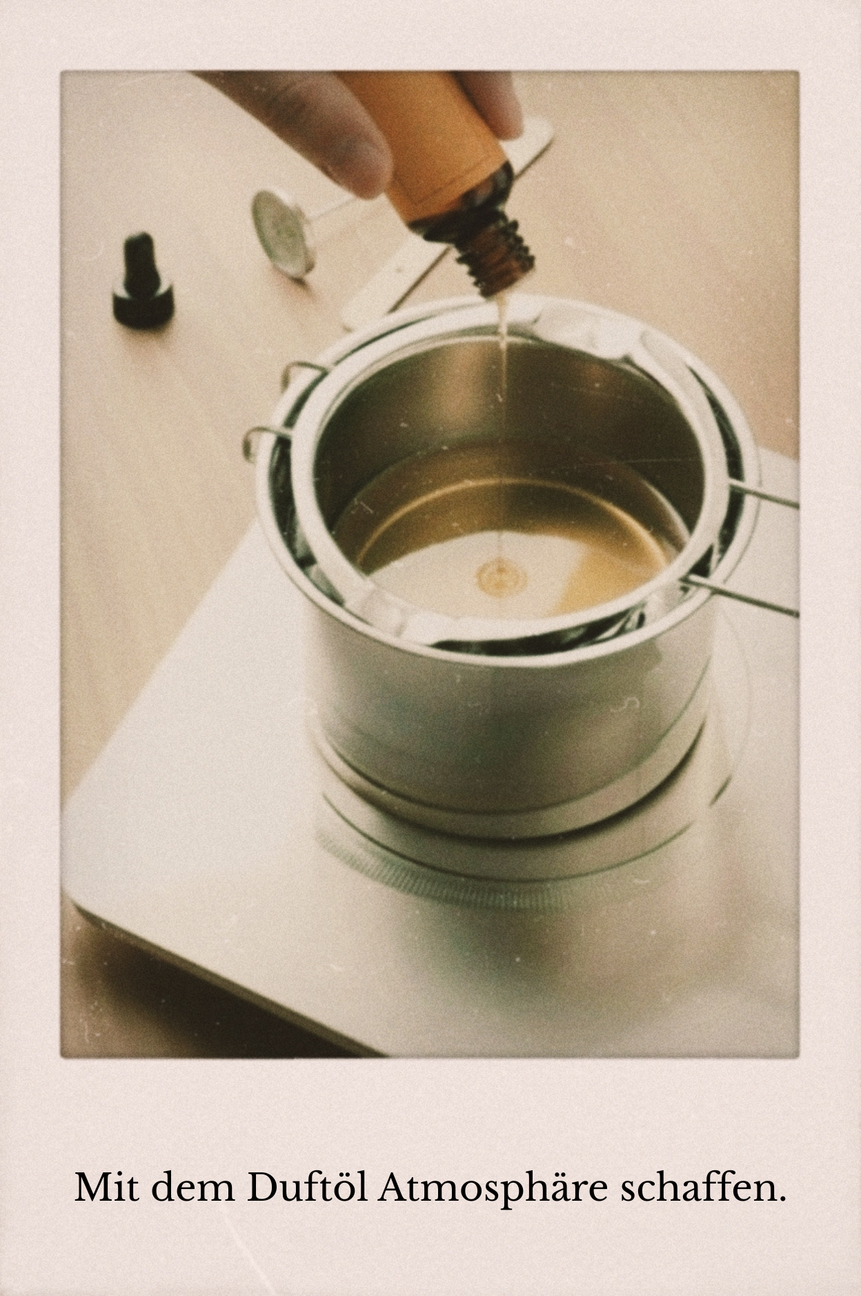 DIY Kerze Duftöl hinzufügen Schmelztopf Bio Sojawachs Duftkerze selber machen Anleitung
