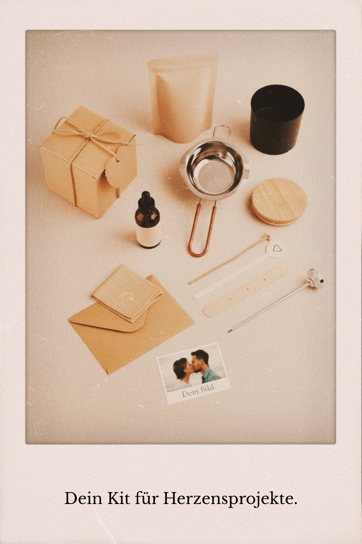 DIY Kerzen Set Komponenten Flat Lay Sojawachs Duftöl Docht Schmelztopf Holzdeckel personalisiert