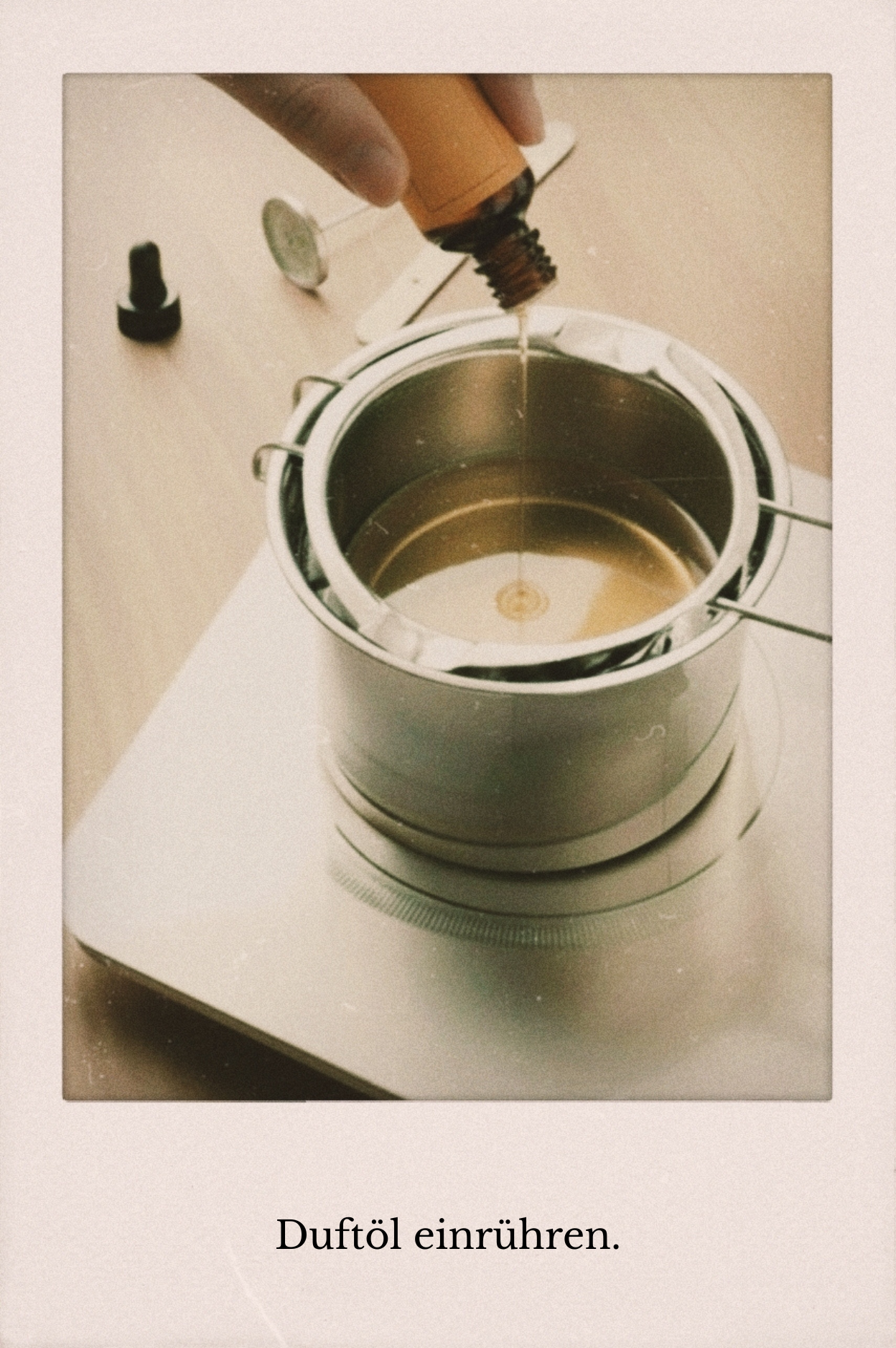 Duftöl in geschmolzenes Sojawachs einrühren – DIY Anleitung für selbstgemachte Duftkerzen WECANDLE